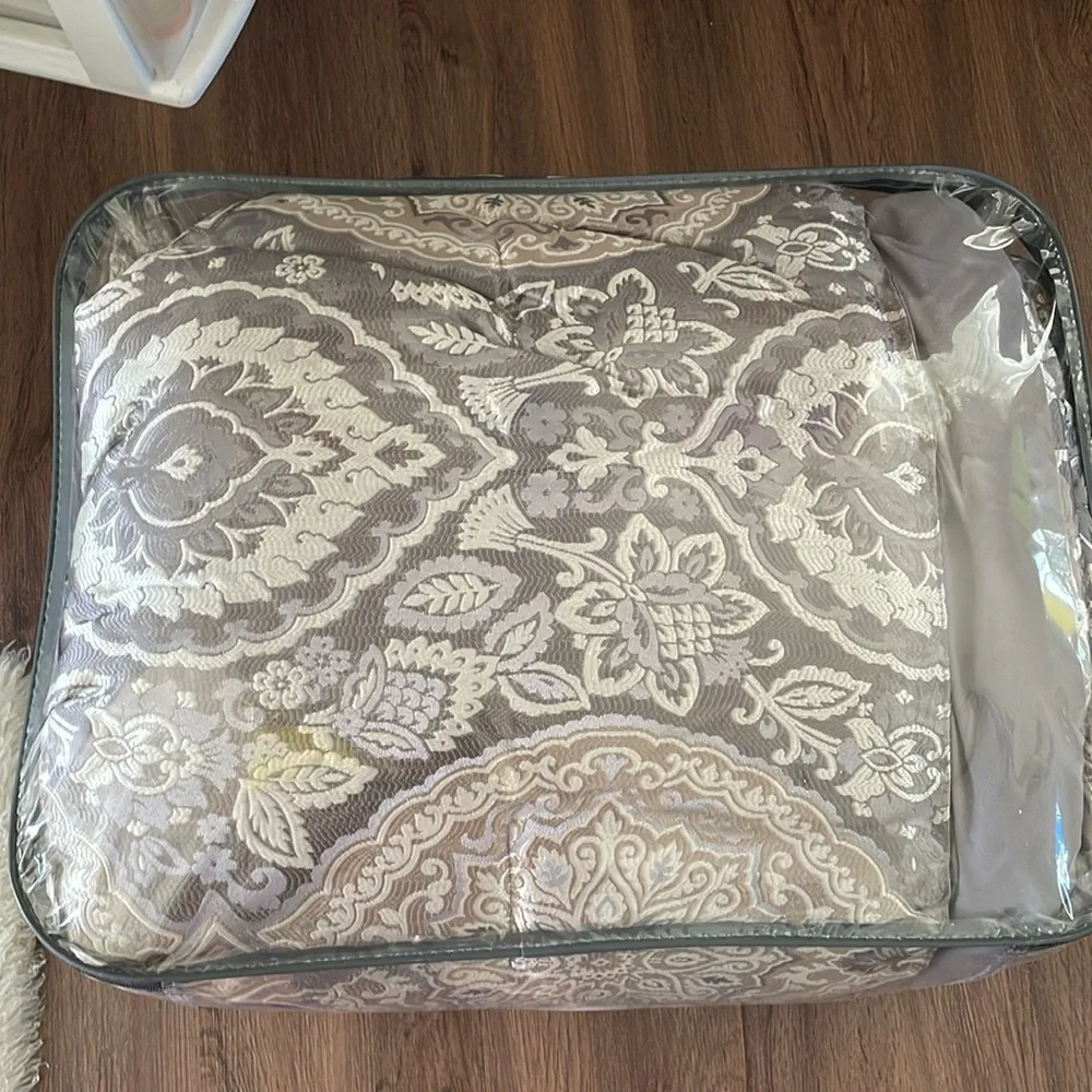 Madison Park Essentials 3 pieces Comforter Set NWT